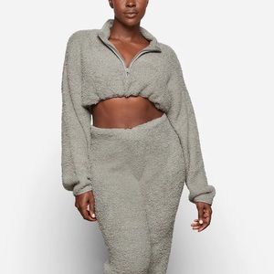 Skims knit cropped pullover in smoke